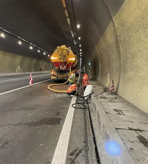 梅江隧道排水渠清淤